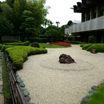 トゥールダルジャン - 外観日本庭園（右手の窓がトゥールダルジャン）