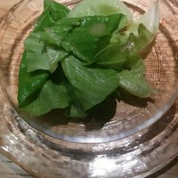 肉亭ふたご iki 新宿店 - ○○サラダ（ドレッシングが秘密らしいです）