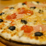 Italiano - Italian Bar & Restaurant - 料理写真:トマトソース、オリーブ、ハム、サラミ、アーティチョークのピザ