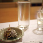 喰い切りひら山 - お通しと和らぎ水（日本酒のチェイサー）