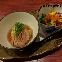 ゆうがた - お通し（焼き茄子と合鴨ロース、モロヘイヤお浸し）