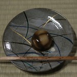 瓢亭 - 金彩の入った鼠志野
      菓子は、嘯月の葛饅頭「初雁」