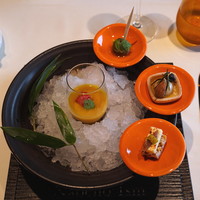 ナベノ-イズム - アミューズ　（赤肉メロンとミントのガスパチョ　浅草老舗のコラボスナックとアントンナン風グリーンオリーブのマリネ）