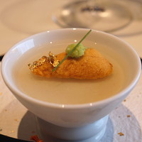 ナベノ-イズム - ”両国江戸蕎麦ほそ川”の蕎麦粉をソースベシャメルの技法で炊き上げたそばがき、奥井海生堂蔵囲い2年物昆布のジュレと塩ウニ、ウオッカクリーム、おろしたてのわさびのコンビネゾン