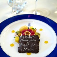 トゥールダルジャン 東京 - 記念日のプレート
                フランボワーズ、白ワインのシブースト、パッションフルーツシャーベット