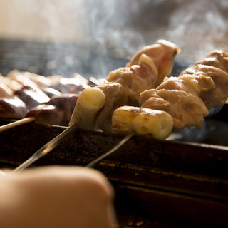 炭火で焼き上げる焼き鳥