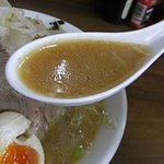 博多麺業 島系 - 豚骨醤油味スープは、スッキリした味で意外に優しい風味です