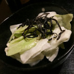 炭火焼鳥あずま - お通しのキャベツ