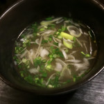 炭火焼鳥あずま - 鶏がらスープ（200円）
      鶏の旨みが出ています。
      これを飲めば、二日酔いにならなくて済みそうです。