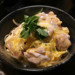 炭火焼鳥あずま - 親子丼（650円）
      鶏肉がゴロゴロ入っています。
      甘さを控えめで、吞んべえの〆にはぴったり。