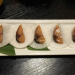 炭火焼鳥あずま - へしこ（700円ぐらい）
      これまた、お酒に合う～
      へしこは個性が強いので、生の大根と良く合います。