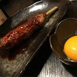 炭火焼鳥あずま - 月見つくね（250円/本）
      間違いない美味しさ。
      あずまさんのタレは美味しいですね。