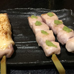 炭火焼鳥あずま - 左：チーズささみ（250円/本）
      右：わさびささみ（250円/本）
      私はわさびをいただきました。
      ふっくらして上品な味わいでした。