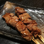 炭火焼鳥あずま - 白レバ（220円/本）
      ムースのように滑らかで、ふっくらしてます。
      臭みがなく、上品な風味。
      レバーが苦手な方でも、これはハマってしまうのではないでしょうか。