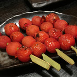 炭火焼鳥あずま - プチトマト（160円/本）
      一見普通のトマトですが、美味しい。
      熱が加わったことで、甘味と旨みが増してます。