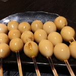 炭火焼鳥あずま - うずら玉子（180円/本）
      何の変哲もないうずらの玉子かと思いきや、なんと半熟トロトロです。
      これは美味しい！