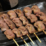 炭火焼鳥あずま - はつ（160円/本）
      ハツとは思えないぐらい、ふっくらとして柔らかい。
      こんなハツは初めて。
      私のナンバー１ハツでになりました。