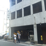 うどん平 - 到着時はお店の外に10人ぐらい並んでいたのに、帰る時には4人だけ…
                                タイミングですね。