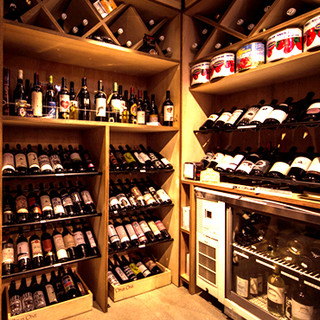 ソムリエ厳選！色とりどりのワインがズラリと並ぶワインセラー