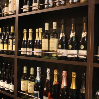 Over 300 types of wines from around the world start at ¥1,900 a bottle.