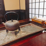 上村うなぎ屋 - 今回は奥の囲炉裏付き個室に相席でした^^;