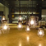 ウォーカーズ バー - ここから1階・キワキワにランプがぶら下がっているねん