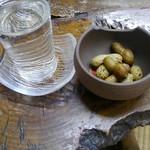 にく友食堂 - 日本酒伝心とお通し、茹で落花生