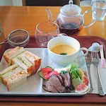 Majikku Kicchin - ランチセット750円。紅茶はポットでサービスされます。