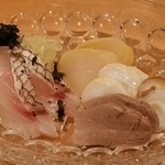 小料理 わみや - 【H28.9.24】 真鯛の昆布締めあぶり。鮪のコンフィ。ホタテの薫製にタコの薫製などなど。塩紫蘇で戴きます♪