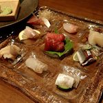 杏ダイニング - 前菜(刺身五点盛をチョイス)；"五点"の筈がｗ．左上:"いなだ(寿都産)"が大当り(o^-')b @2016/09/26