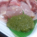 和田かしわ店 - ・柚子胡椒と白身、美しい柚子胡椒だ、でも、美しくても食べてみないと分からないのが柚子胡椒（by 僕のおやぢ)