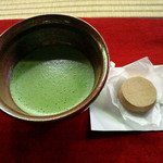 Nanzenji - 抹茶、和菓子は黄な粉の落雁。亀屋清永の南禅寺限定品