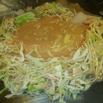 浅草もんじゃ お好み焼き 鉄板焼き 西屋 - キャベツで土手を作って、出汁？投入！
触らずに～
