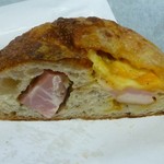 たま木亭 - 角切りベーコンとチェダー+ゴーダチーズのパンの断面