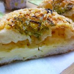 たま木亭 - ねぎとゴーダチーズのパンの断面