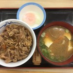 松屋 - プレミアム牛めし並380円、豚汁半熟玉子セット230円。なかなかなボリュームです。