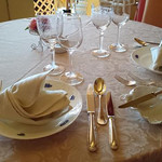 クイーン・アリス - テーブルの上には綺麗にセッティングされてます