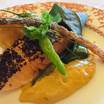 クイーン・アリス 横浜店 - ノルウェー産サーモンの笹焼き 里芋のフリット添え