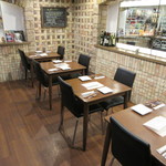 ラ・ナチュール・オオノ - 壁はワイン倉庫をイメージしたレンガ造り、イギリスの古城のレンガが使われているそうです♪