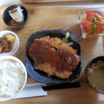 Raisukyouwakoku - 今週の気まぐれ定食は名古屋名物の味噌カツです。少し甘口の味噌ダレをロースカツにたっぷりかけてありボリューム満点の美味しいおかずです。小鉢の生春巻きもゴマだれ味で旨い！
      今日もご馳走様でした。