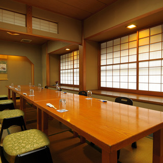 当店の個室は階段を昇って2階席となります。2〜36名様。全8室