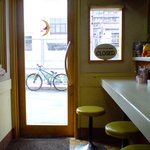 魔女のカレー - 店内から外へ