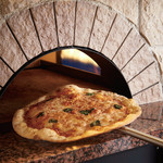 一种米兰风味的披萨，饼皮中加入啤酒和啤酒酵母，外脆里嫩。