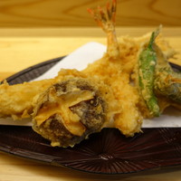 てんぷら石原 - よくばり天丼をてんぷらご飯にしていただきました・右手前が、しらすの天ぷら