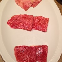 焼肉 ジャンボ はなれ - 上から三角カルビ、しんしん、とうがらし