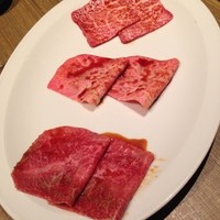 焼肉 ジャンボ はなれ - 上からザブトン、トモ三角、ミスジ