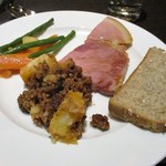 Holiday Inn - メイン（コテージパイ、ポークステーキ、温野菜）