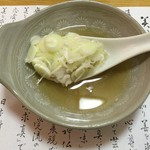 板 石山光一 - 出汁で熱を加えた後の徳島県天然ハモ + 葱