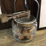 すみだ珈琲 - カウンター上の砂糖