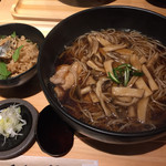 キノコと若鳥のお蕎麦／季節のご飯